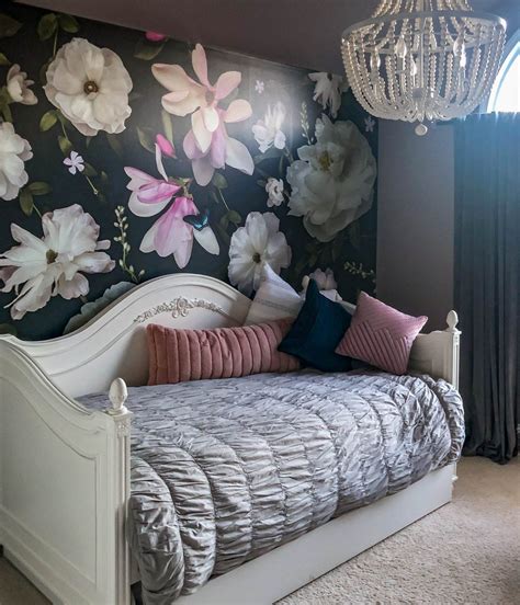 oversized floral wallpaper